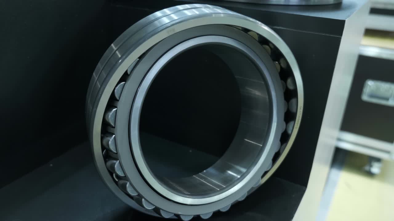 전시회에서 다양한 유형과 크기의 새로운 산업 베어링이 소개됩니다.