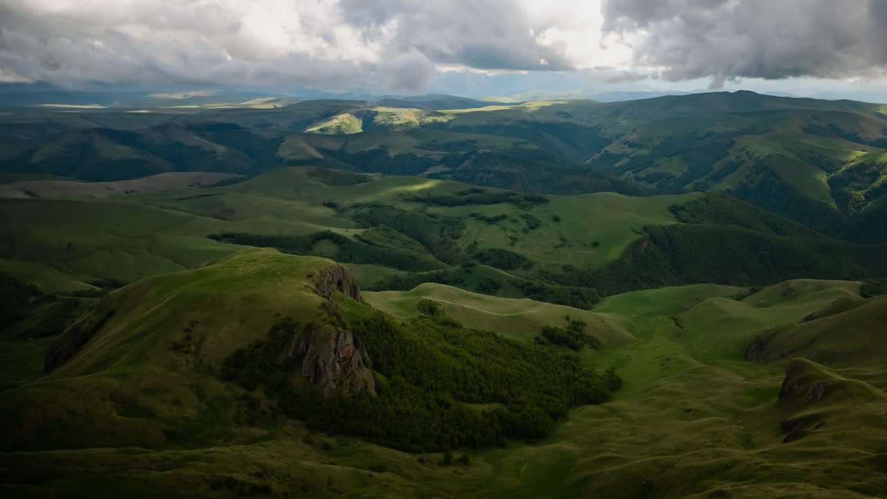 nubes bajas sobre una meseta montañosa en los rayos del atardecer. atardecer en la meseta de bermamyt norte del cáucaso, karachay-cherkessia, rusia.
