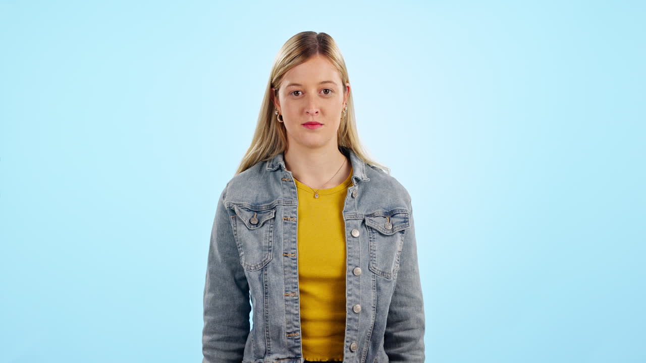 pulgares hacia abajo, cara o mujer en el estudio para triste