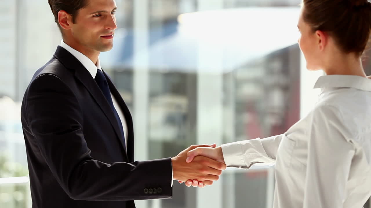 personas de negocios sonrientes estrechando las manos