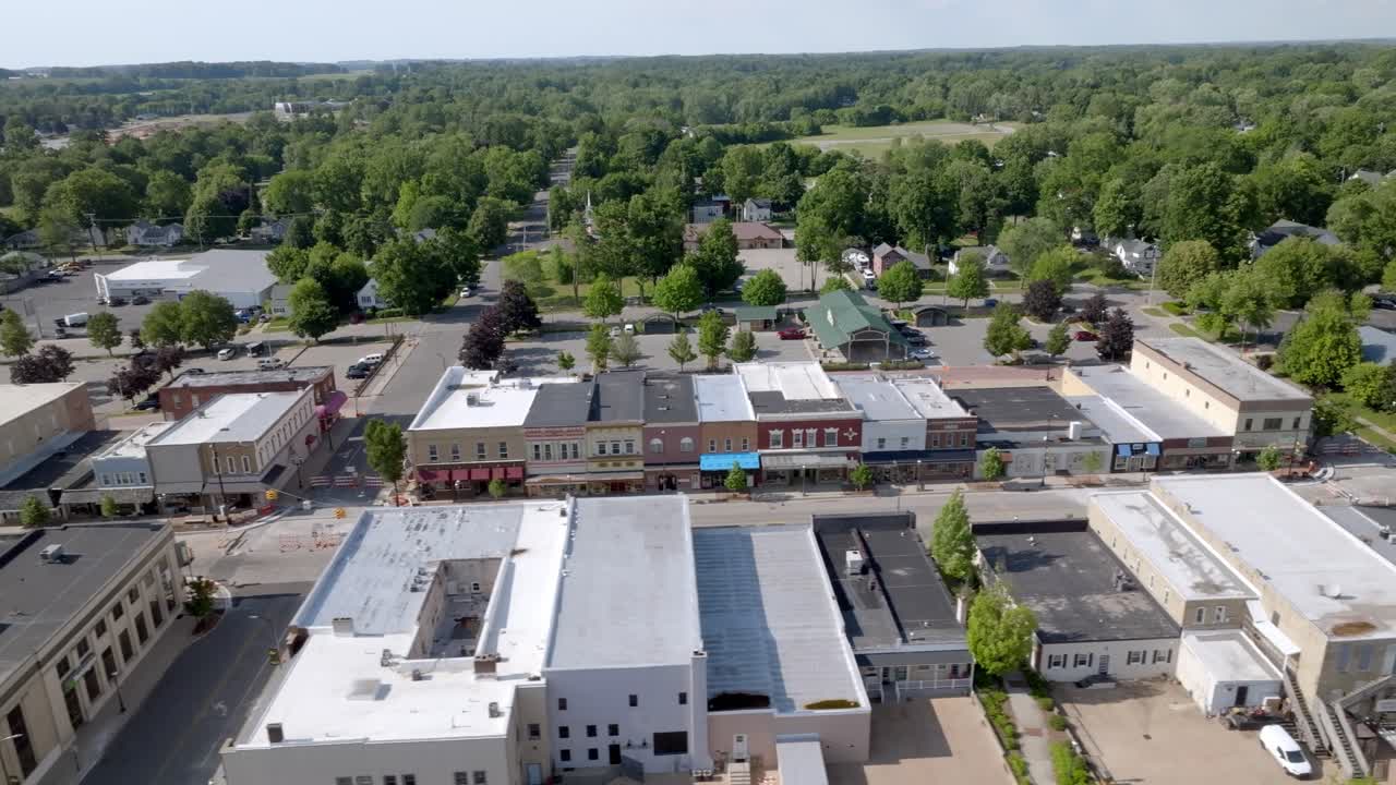 Downtown Fremont, Michigan med dronevideo, der bevæger sig sidelæns