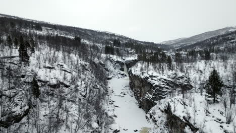 Antenne-über-Schneebedeckter-Winterwildnis---Gefrorener-Fluss-Und-Wasserfälle-In-Der-Schlucht