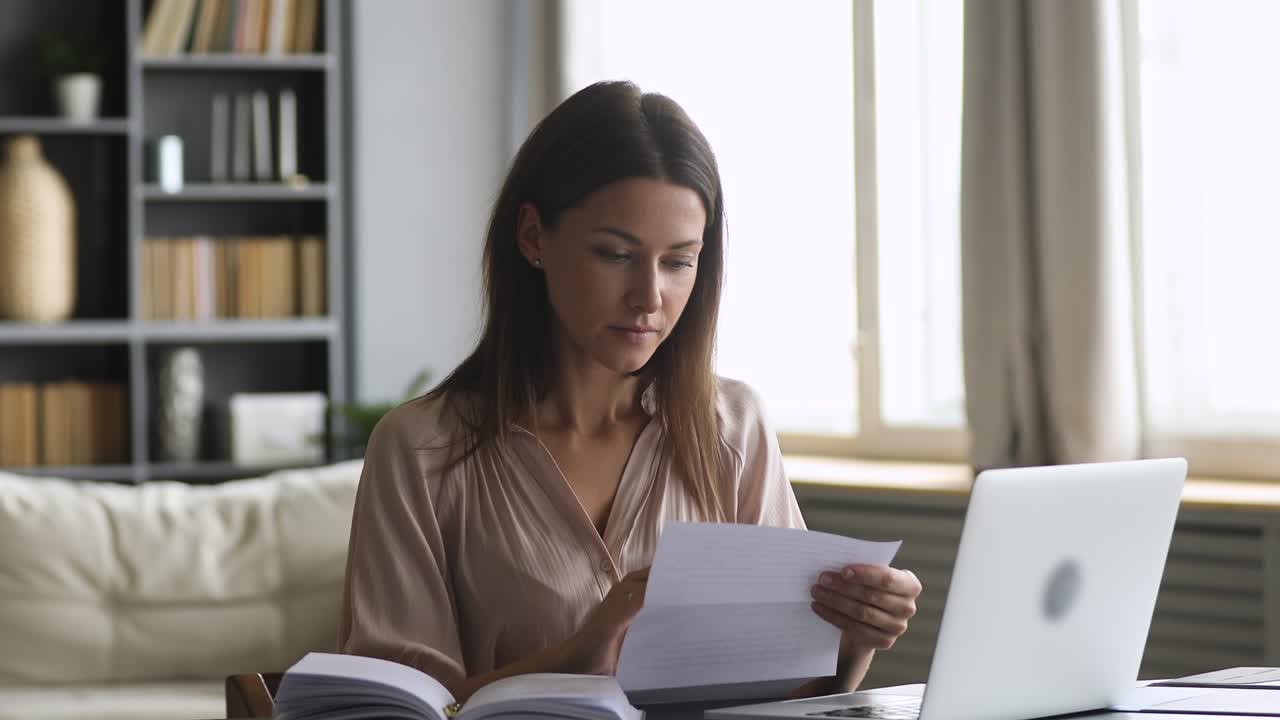 dama cliente emocionado abierto leer la carta de papel se siente muy feliz