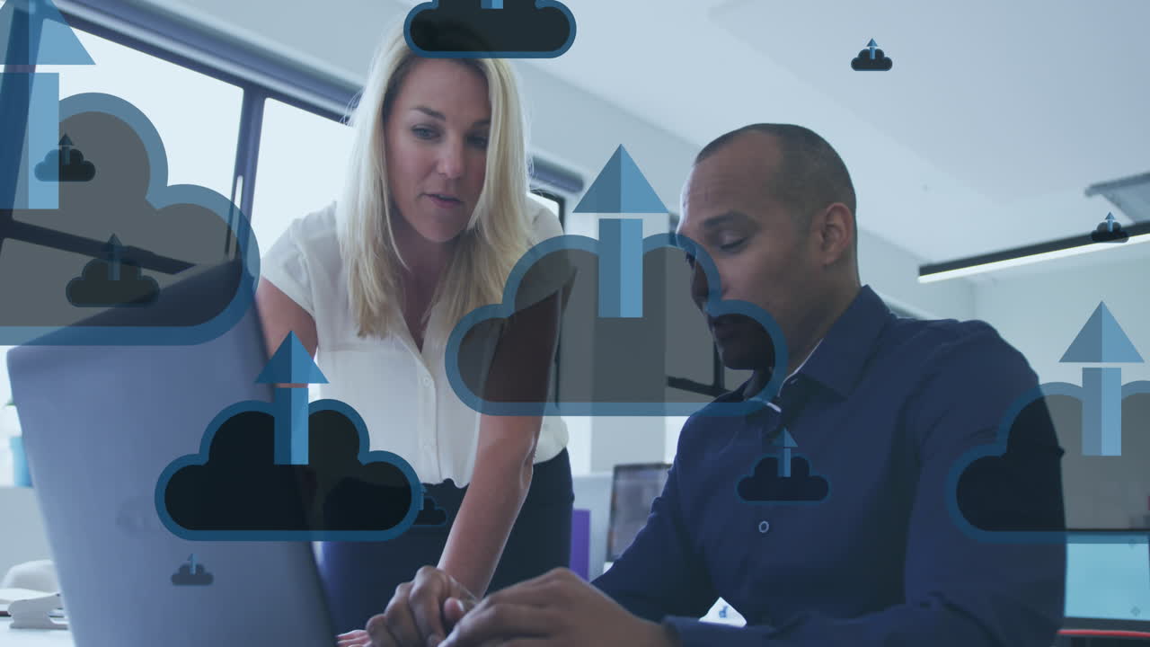 animación de nubes con flechas y procesamiento de datos sobre diversas personas de negocios que usan tablets