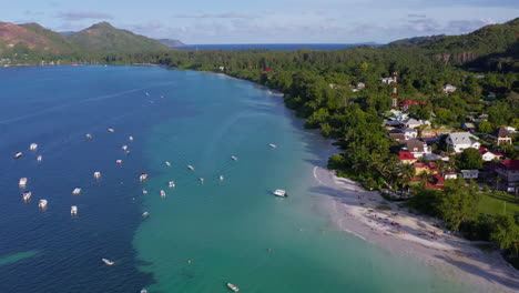 Panoramic-view-showing-the-stunning-coastline-of-Praslin-Island-on-a-warm,-sunny-day