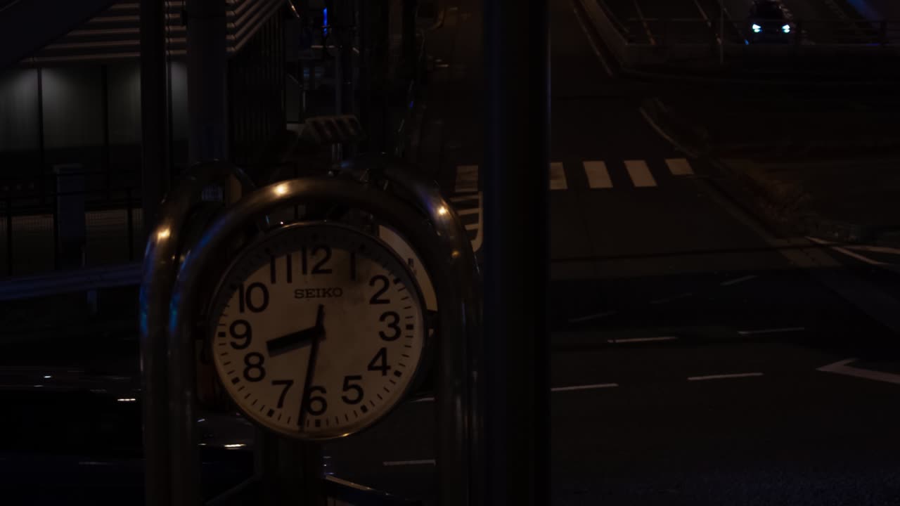 Timelapse malam kemacetan lalu lintas di jalan kota Tokyo, bidikan jauh.