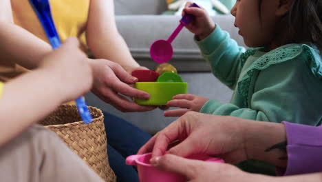 moeders en baby's in de woonkamer