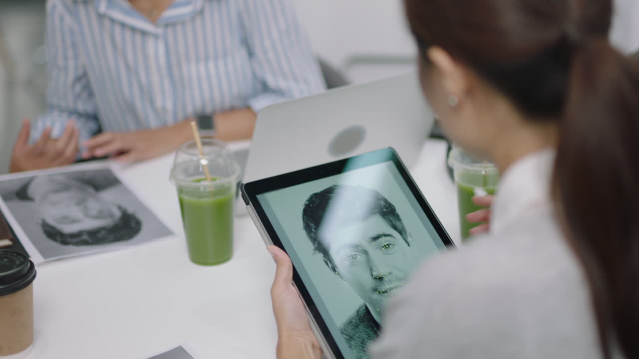 mujer ingeniera de negocios que diseña una aplicación de software de reconocimiento facial para tecnología de comunicación móvil utilizando computadoras tablet discutiendo soluciones de diseño compartiendo ideas de proyectos de cerca