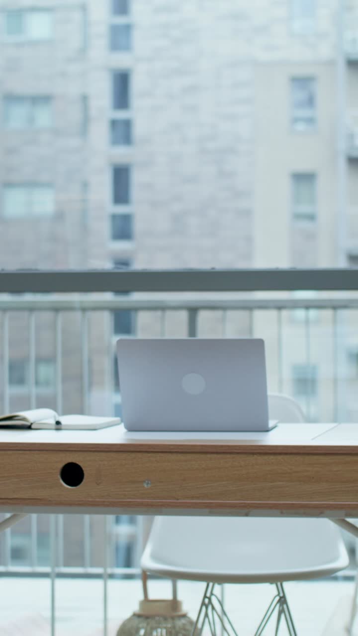 도시 전망을 가진 현대적인 작업 공간