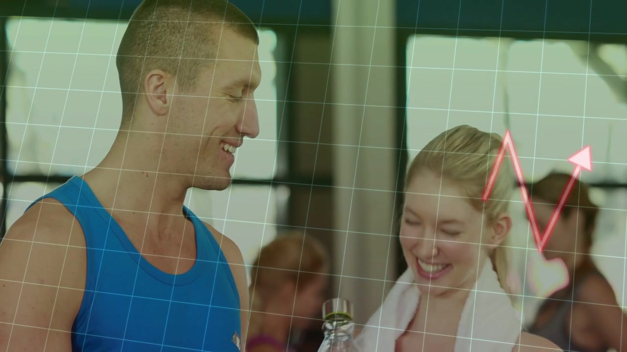 Trainer schreibt auf Klemmbrett nach Anfrage einer Kundin im Fitnessstudio, animierte Grafik überlagert Fortschritt
