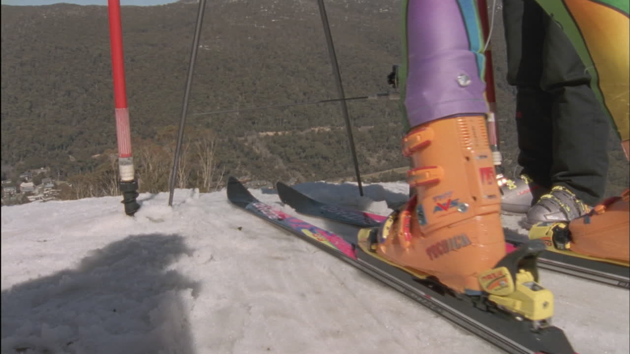 경쟁적인 스키 선수가 내리막 달리기를 시작합니다.