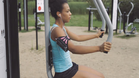 Sportswoman-training-in-park
