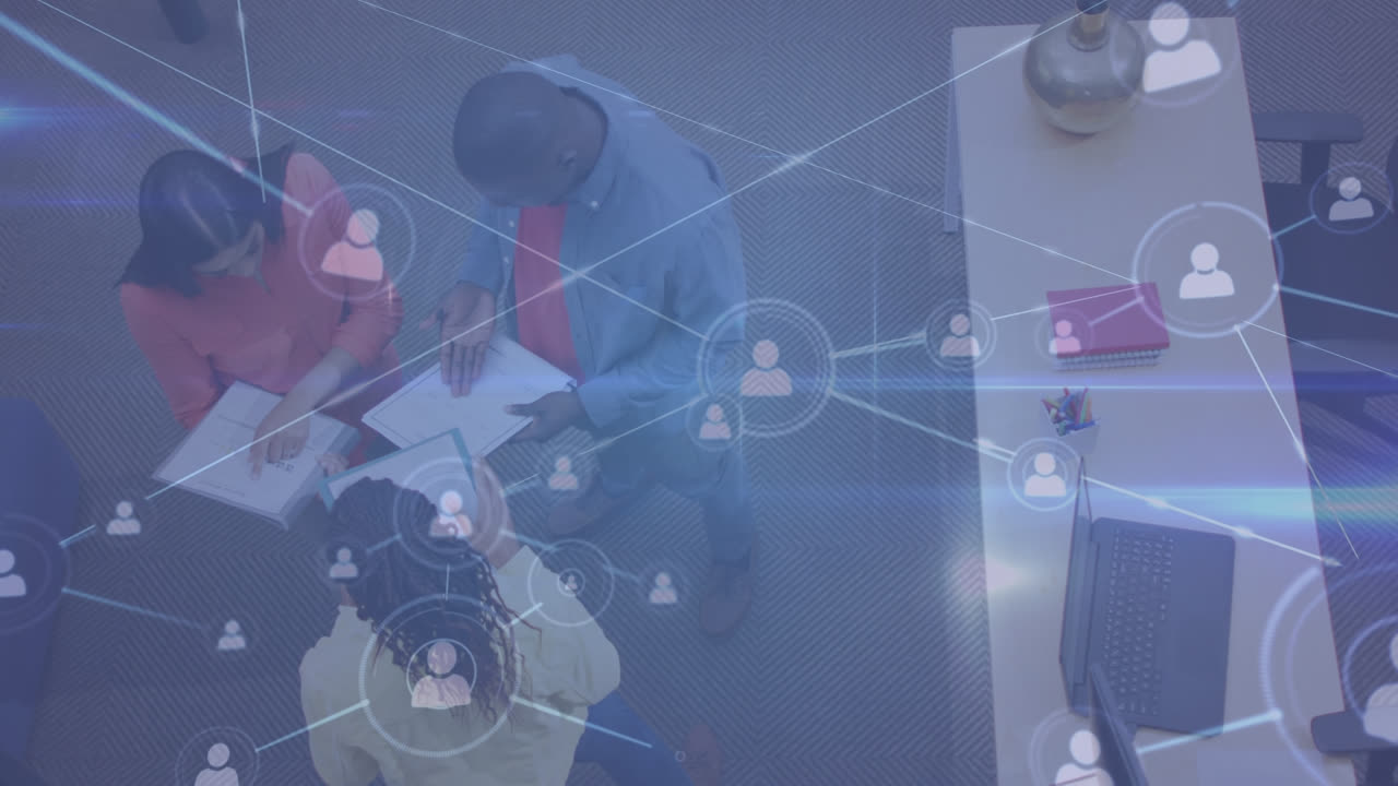 사무실에서 다양한 사업가들의 상단 시야에서 아이콘으로 연결된 애니메이션