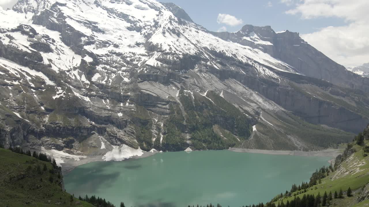 스위스의 외쉬넨제를 둘러싼 매혹적인 풍경이 내려다보이는 외로운 남자를 지나가다