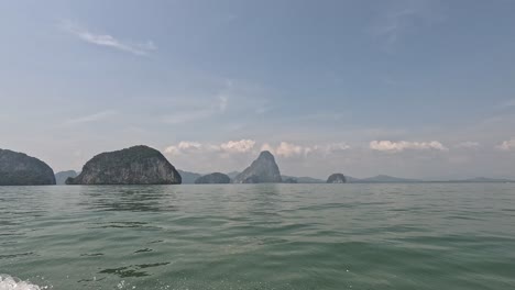 조용한 섬으로 가득 찬 바다를 가로질러 평화로운 여행