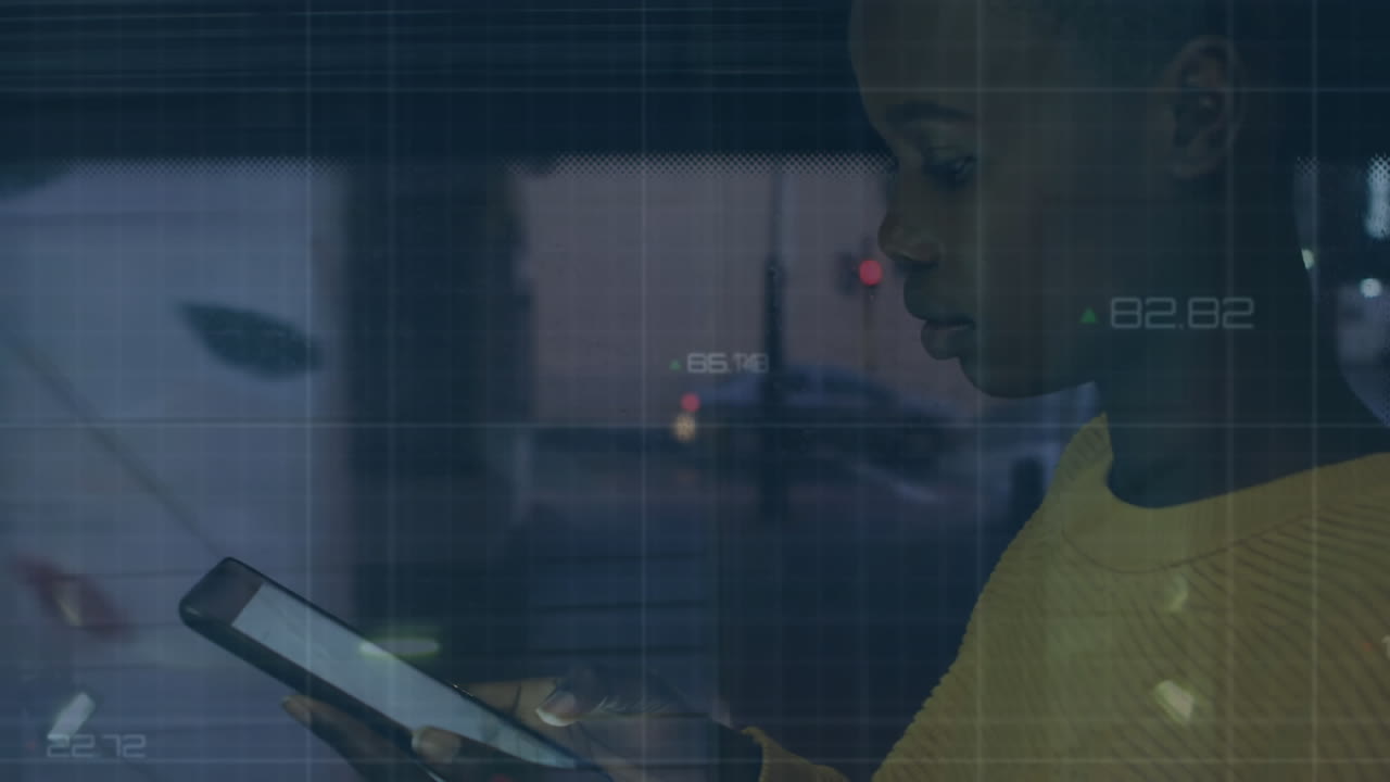 animación del procesamiento de datos sobre una mujer de negocios afroamericana que usa un teléfono inteligente