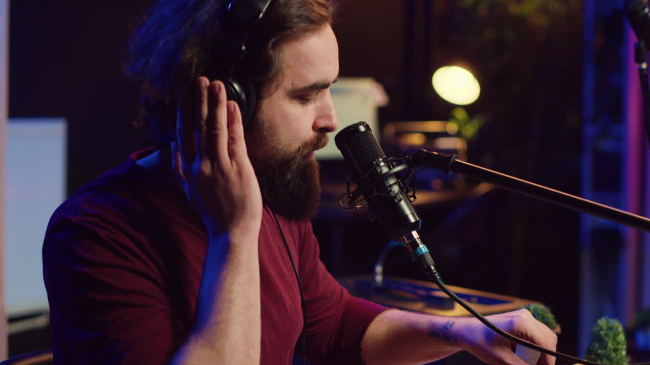 productor de grabación de sonido de coros para agregar melodías en el estudio casero