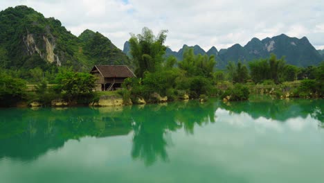 casa tradicional de vietnam en un lago en la provincia de cao bang en el norte de vietnam