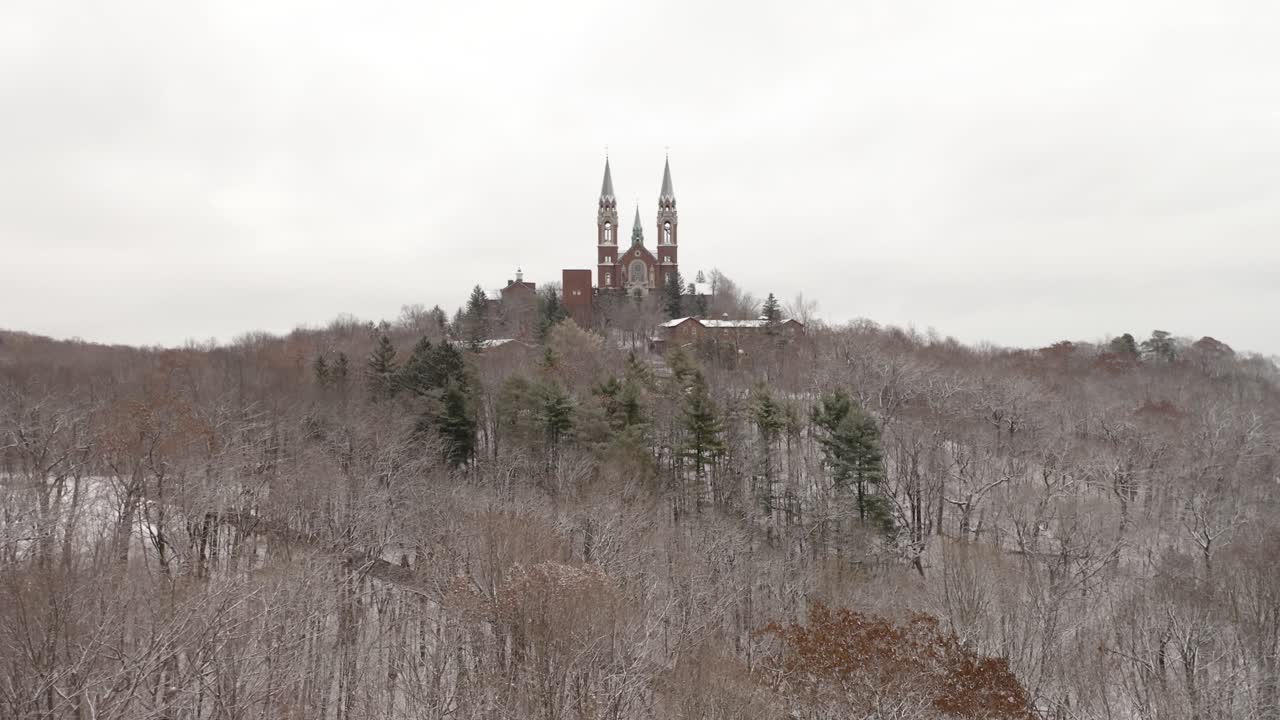 vista aérea cinematográfica de la histórica colina sagrada
