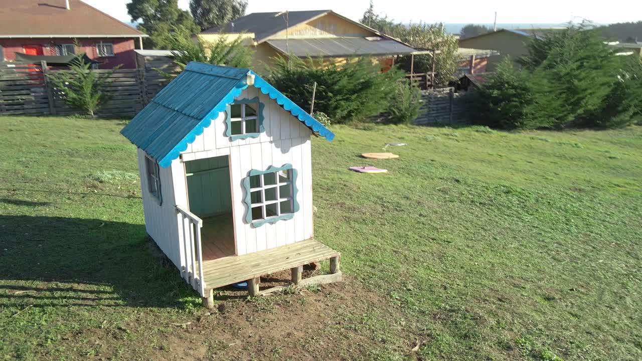 緑のパストで遊ぶための子供の家のプレゼンテーション