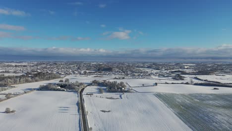 Drohnenvideo-Einer-Schneebedeckten-Landschaft-In-Dänemark