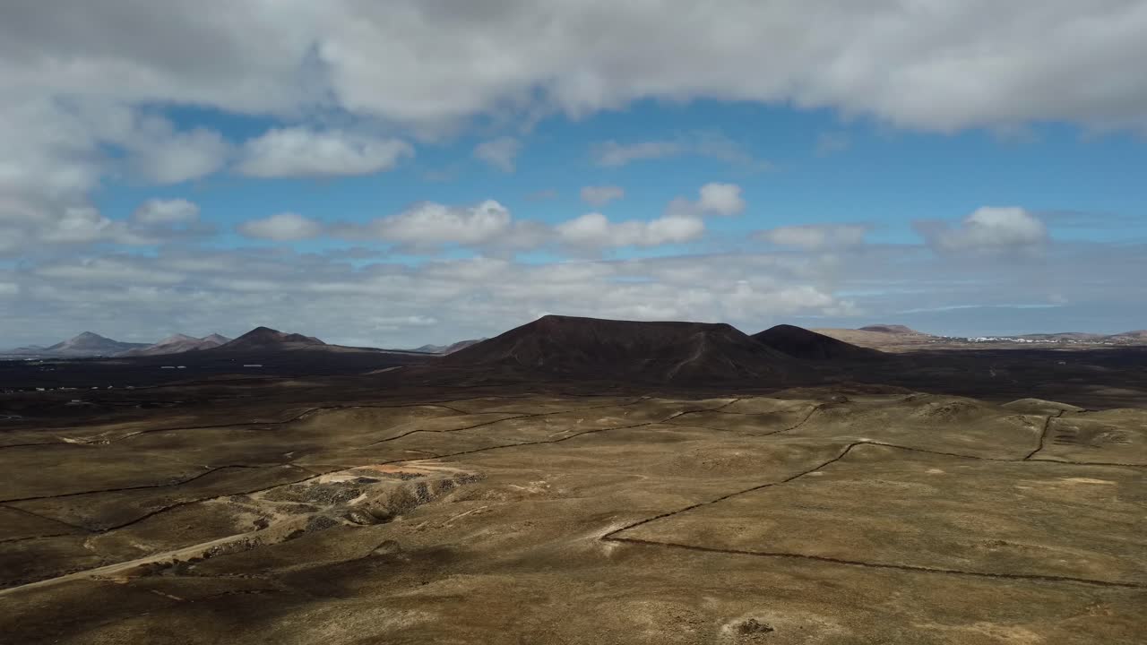paisaje natural estéril y árido en la isla de lanzarote con montañas volcánicas