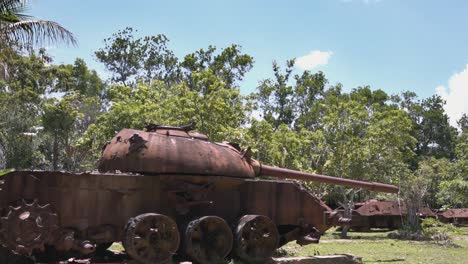 timelapse de un viejo tanque oxidándose en la jungla