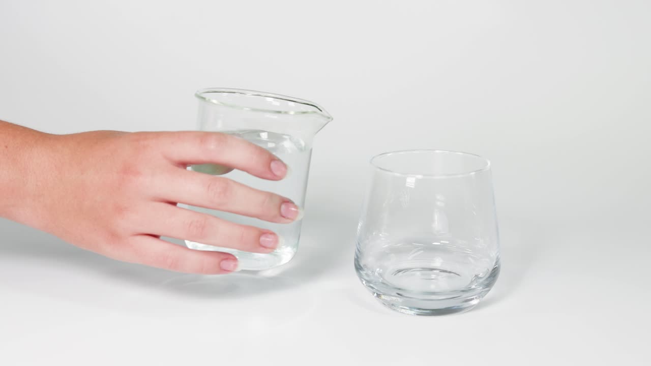 유리잔 사이에 물을 순차적으로 부어 넣는 것