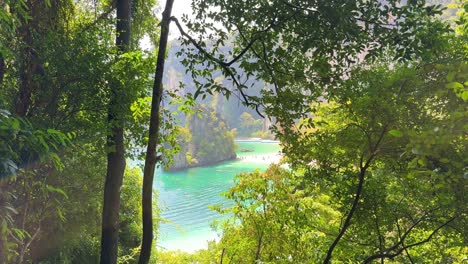 maravillosa vista del mar de andamán desde la isla de hong punto de vista rodeado de naturaleza