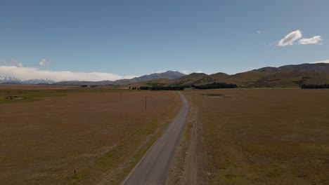 Camión-Con-Remolque-Conduciendo-Por-Una-Carretera-Vacía-Del-Desierto