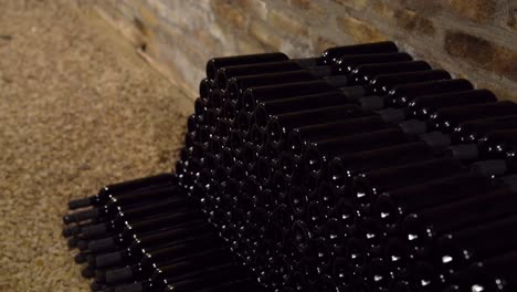 colección de botella de vino tinto dentro de una bodega de pared de ladrillo