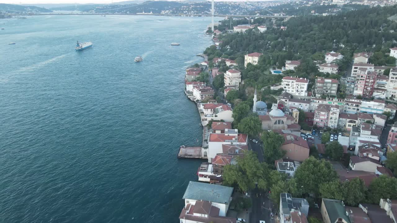 Kuzguncuk'ta denize nazır evler.