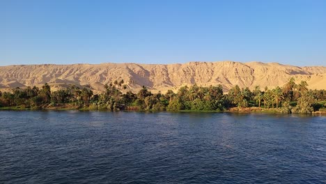 Banks-of-the-Nile-with-vegetation-and-desert-mountains-in-the-background