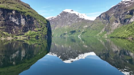 aérea por encima de la superficie del famoso fiordo de geiranger, noruega