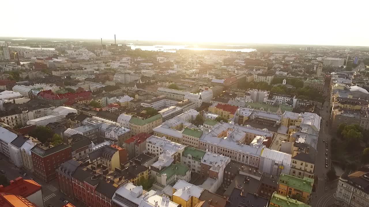 Una veduta aerea mostra la città di Helsinki, Finlandia, mentre si avvicina il tramonto