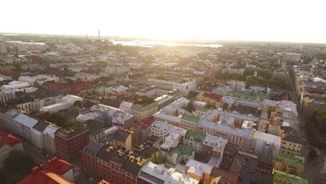 Una-Vista-Aérea-Muestra-La-Ciudad-De-Helsinki,-Finlandia-Cuando-Se-Acerca-El-Atardecer