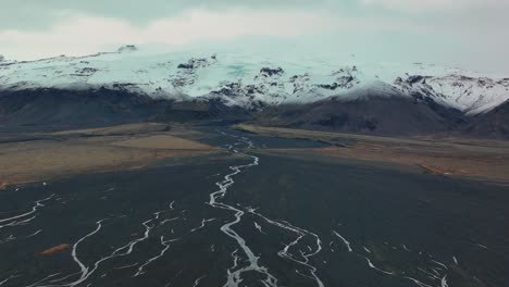 cresta glaciar de la montaña haalda con río trenzado en primer plano en islandia