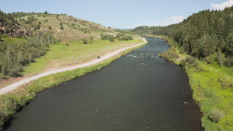 Vuelo-Alto-Sobre-Imágenes-De-Drones-Sobre-El-Río-Henry&#39;s-Fork-En-El-Sureste-De-Idaho,-Ee.uu.