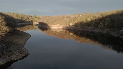 Imágenes-De-Drones-Siguiendo-Un-Río-En-Otoño-Durante-Un-Amanecer-Dorado