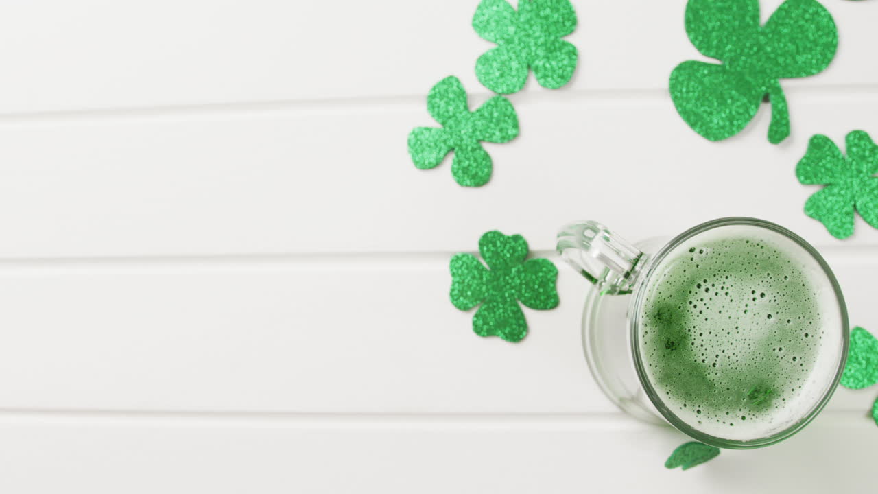 video del trébol verde de san patricio y la cerveza verde con espacio de copia en fondo blanco