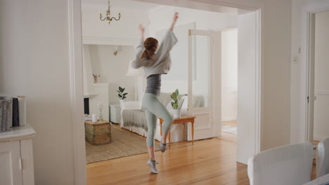 Hermosa-Mujer-Bailando-Practicando-Ballet-Ensayando-En-Casa-Con-Elegantes-Movimientos-De-Baile-4k