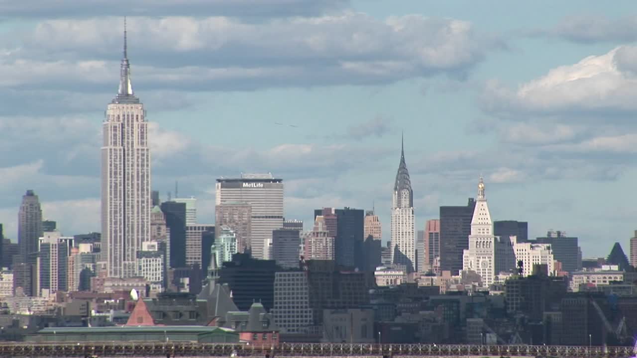 облака движутся над нью-йорком нью-йорк 1