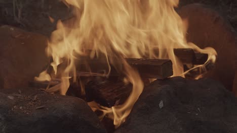 una hoguera ardiendo en el crepúsculo de la noche.