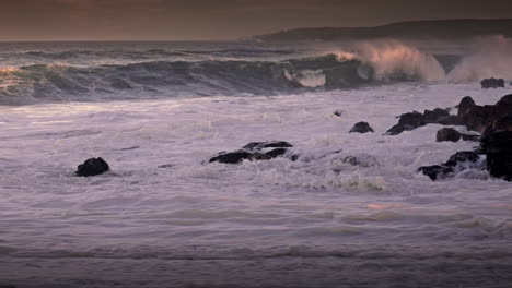 Las-Olas-Entran-En-Una-Playa-Después-De-Una-Gran-Tormenta-En-Cámara-Lenta-4