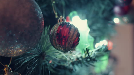 Glitzernde-Kugeln-Hängen-Am-Weihnachtsbaum-Mit-Beleuchteten-Festlichen-Lichtern-In-Der-Nacht