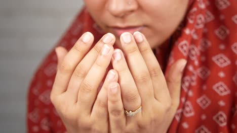 mujer en oración