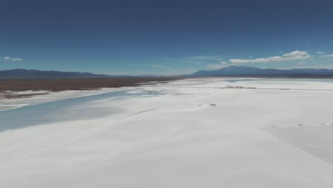paisaje con montañas en el horizonte del desierto blanco de salinas grandes salina en jujuy, argentina