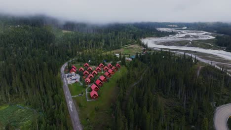 Vista-Aérea-De-Chalets-Y-Hoteles-En-Bosques-Y-Desierto-De-Canadá