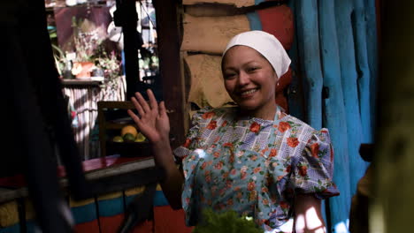 Mujer-Feliz-Posando-En-El-Interior