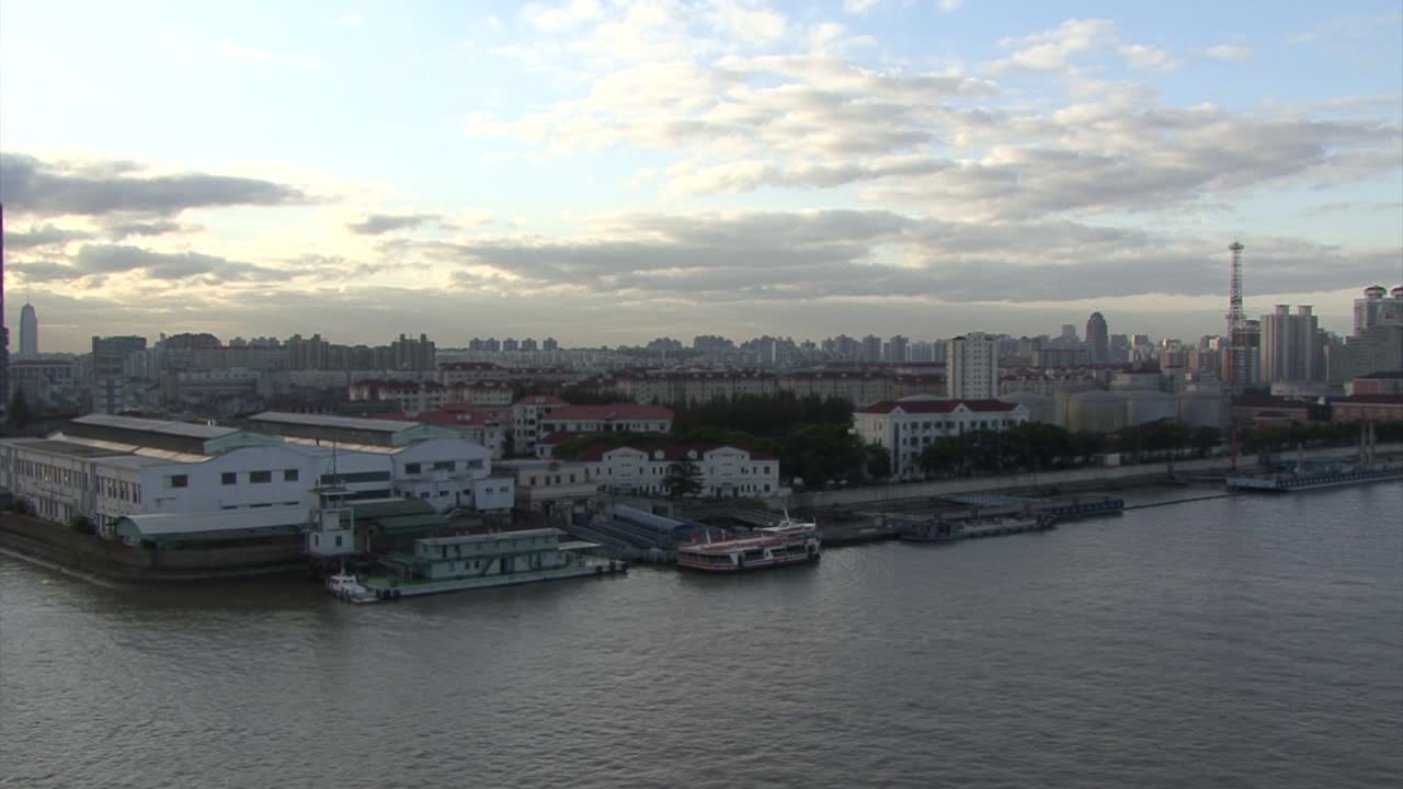 중국 상하이 항구에서 항해하다